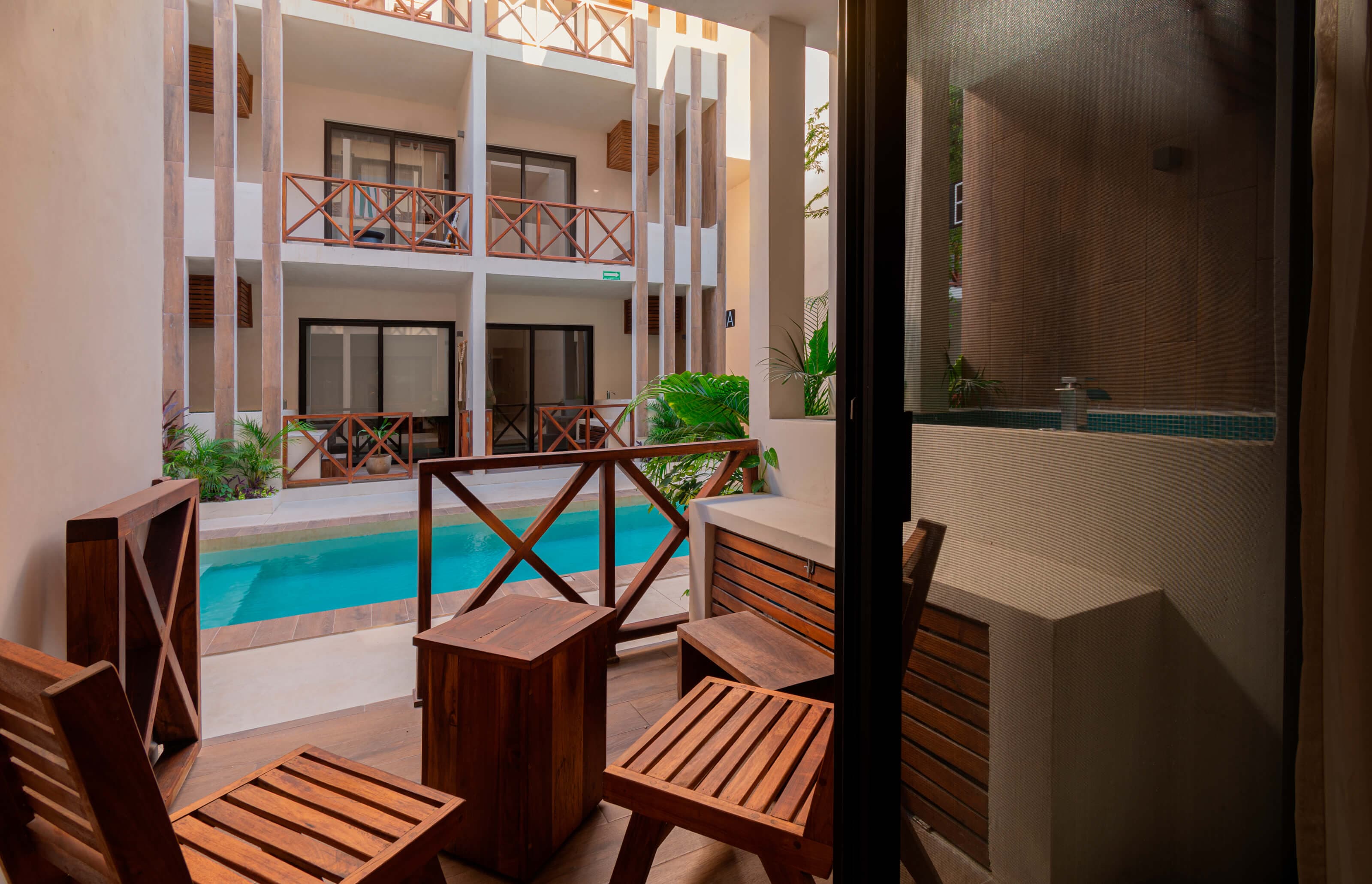 Terraza privada con vista a la alberca